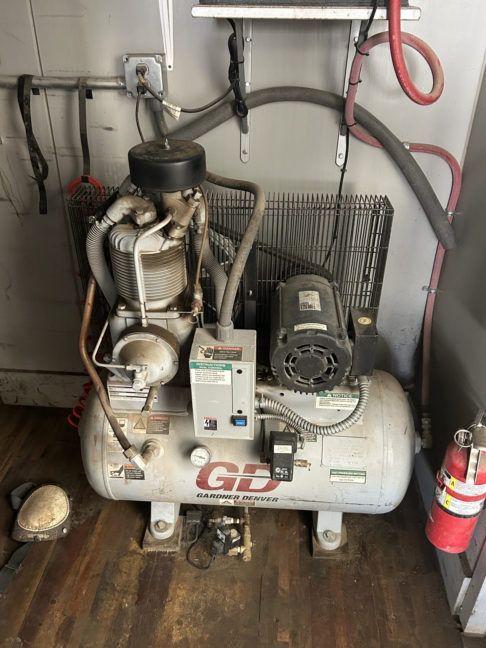 Used 2016 PMC PH-25 Box Truck Spray Foam Rig, 60' Heated Hose, (2) T1 Transfer Pumps, 5HP Compressor 37.5KW Diesel Generator, 20 CFM Air Dryer - Image 12